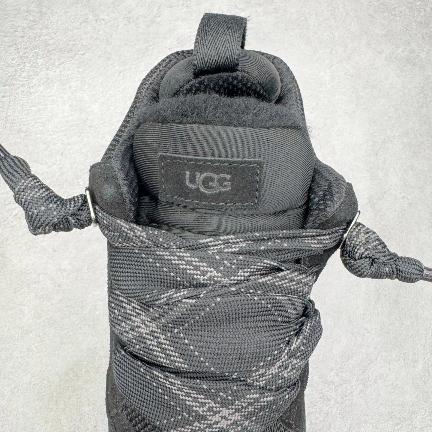 Pick up locally💰640 UGG 4032 Meyer autumn and winter sheepskin and fur integrated snow boots. All shoes are made of ZP from the same factory. Longfeng A-grade Australian imported sheepskin and fur integrated. Men's and women's boots brand OEM production line fully follows the ZP process. OEM original pattern maker adheres to the principle of no original shoes and no development selection. Pay attention to every detail. The most authentic version on the market TREADLITE "Light Wing" technology outsole Lightweight/durable/flexible/pile size: 35 36 37 38 39 40 41 42 43 44 45 Coding: by3936030